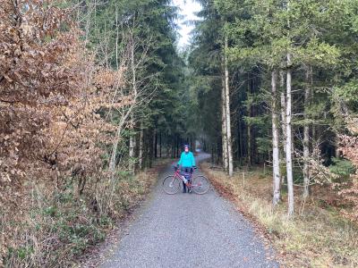 Hannah im Wald kurz vor Ranshofen